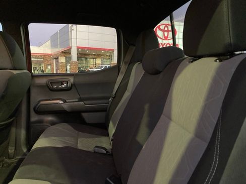 Used 2021 Toyota Tacoma TRD Sport w/ Technology Package image 11