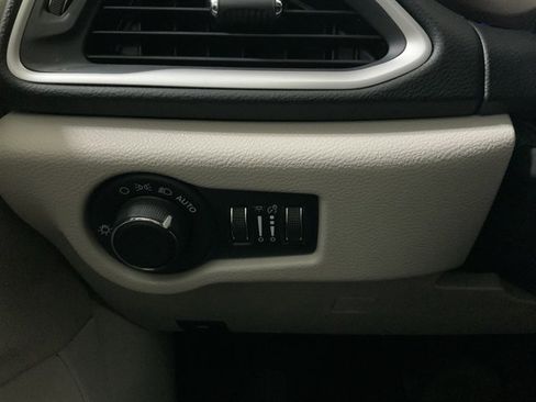 Used 2023 Chrysler Voyager LX image 39