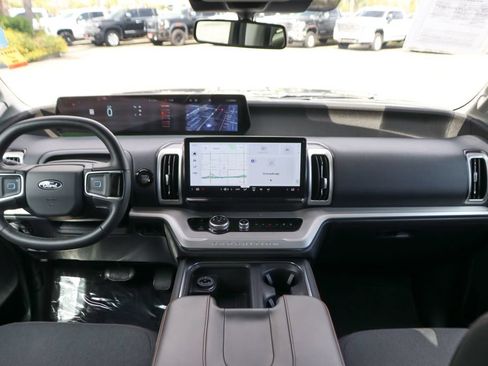 Used 2025 Ford Expedition Active AWD/4WD image 30