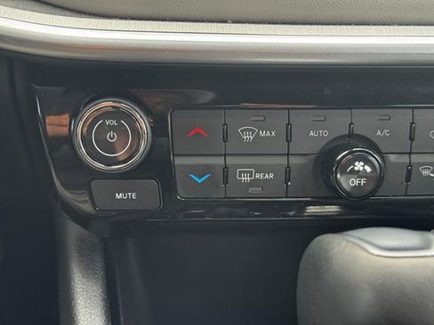 Certified 2025 Jeep Compass Limited image 36