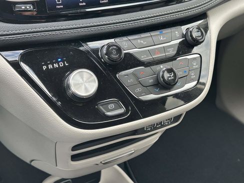 Used 2023 Chrysler Pacifica Touring-L image 27