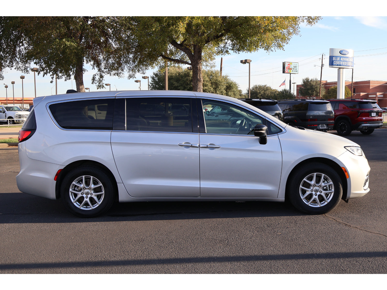 Used 2024 Chrysler Pacifica Touring-L FWD image 10