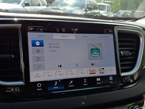 Used 2024 Chrysler Pacifica Touring-L FWD image 17