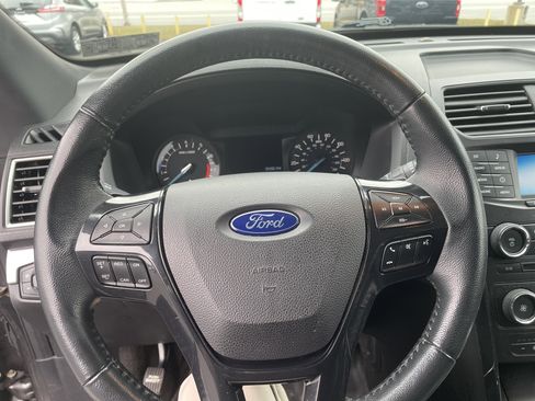 Used 2017 Ford Explorer XLT image 4