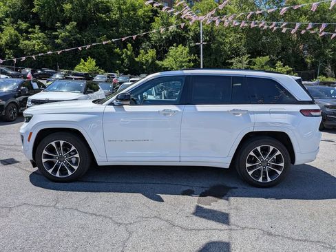 Used 2022 Jeep Grand Cherokee Overland w/ Luxury Tech Group IV AWD/4WD image 11