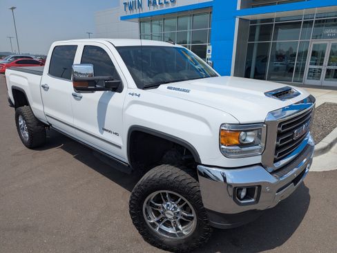 Used 2017 GMC Sierra 3500 SLT w/ Duramax Plus Package AWD/4WD image 4