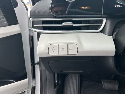 Used 2025 Hyundai Elantra Limited FWD image 19