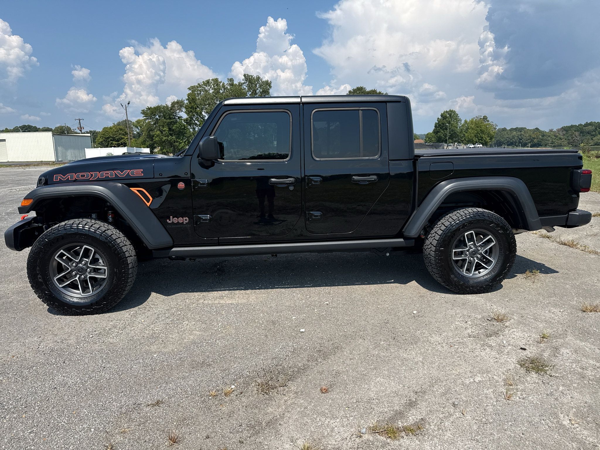 Used 2025 Jeep Gladiator Mojave AWD/4WD image 6