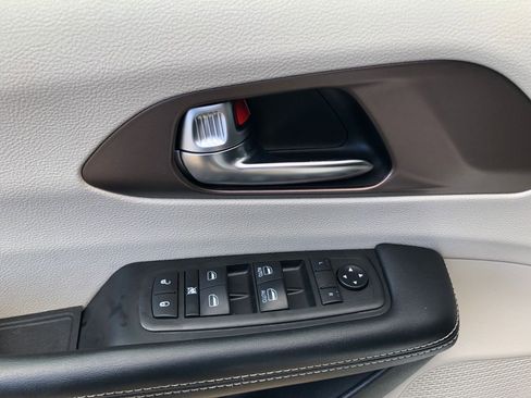 Used 2021 Chrysler Voyager LX image 11