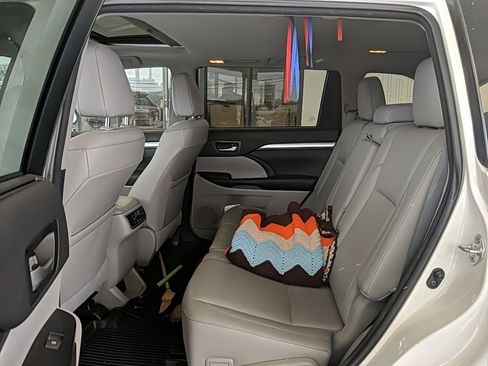 Used 2016 Toyota Highlander XLE image 11