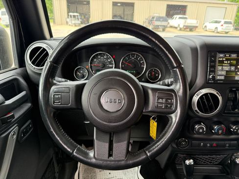 Used 2016 Jeep Wrangler Unlimited Sahara AWD/4WD image 13