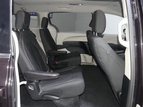 Used 2018 Chrysler Pacifica LX image 25