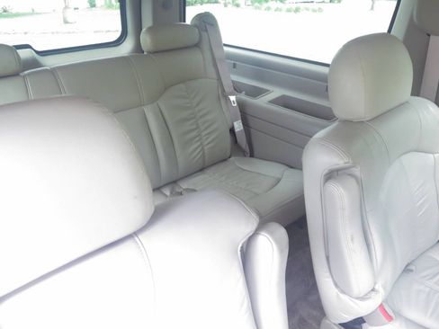 Used 2002 Chevrolet Suburban LT AWD/4WD image 16