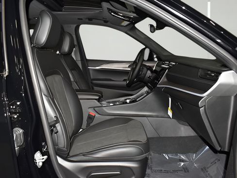 New 2026 Jeep Grand Cherokee Altitude AWD/4WD image 19
