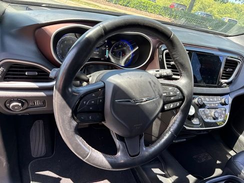 Used 2020 Chrysler Pacifica Touring-L FWD image 9