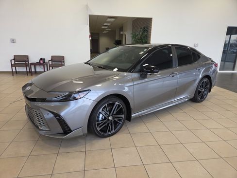 Used 2025 Toyota Camry XSE image 3