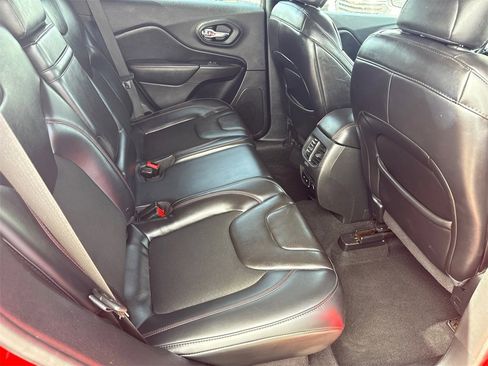 Used 2019 Jeep Cherokee Trailhawk image 15