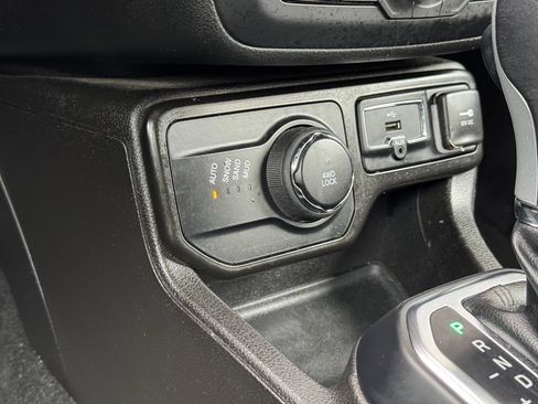 Used 2023 Jeep Renegade Latitude AWD/4WD image 22