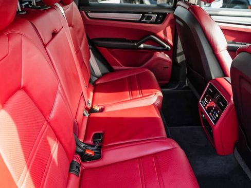 Used 2023 Porsche Cayenne Platinum Edition image 16