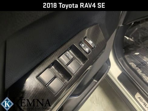 Used 2018 Toyota RAV4 SE image 12