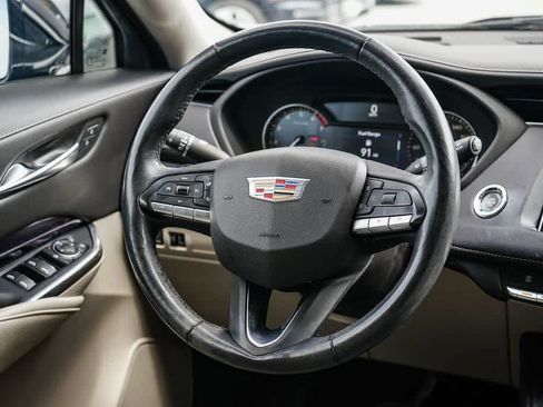 Used 2023 Cadillac XT4 Luxury w/ Cold Weather Package FWD image 15