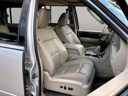 Used 2010 Lincoln Navigator 4WD image 8