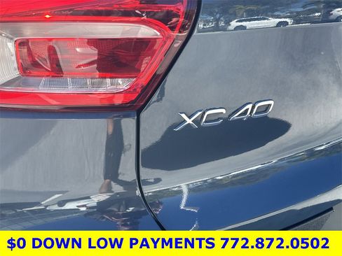 Used 2021 Volvo XC40 T5 Momentum w/ Protection Package Premier image 9