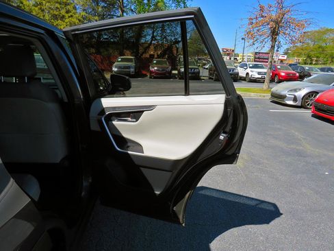 Used 2019 Toyota RAV4 Limited image 18