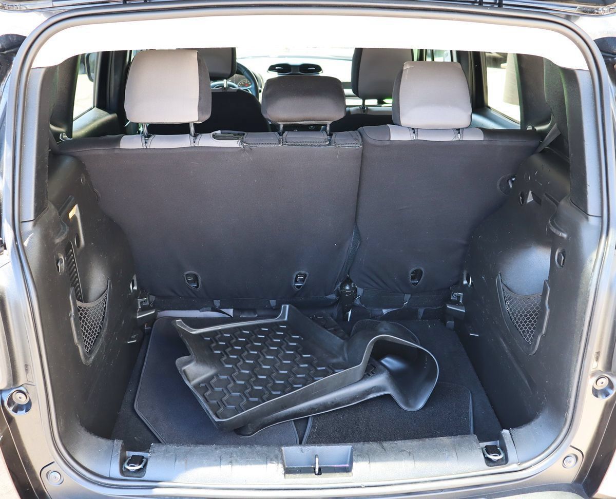 Used 2018 Jeep Renegade Latitude FWD image 24