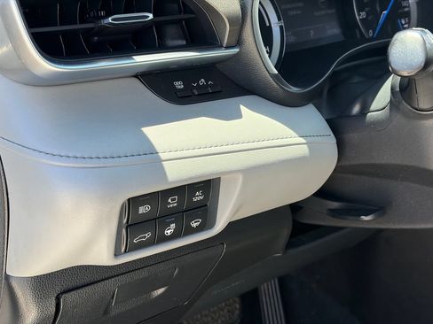 Used 2021 Toyota Highlander Limited FWD image 9