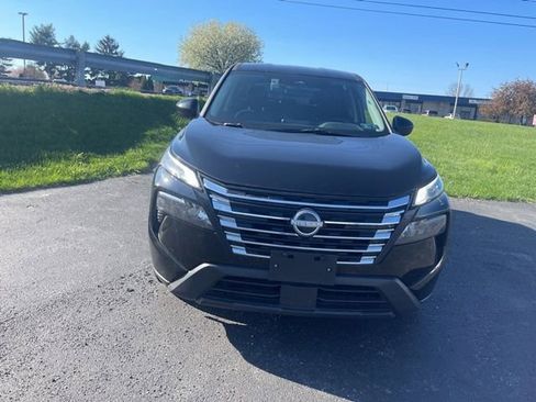 Used 2025 Nissan Rogue SV image 2