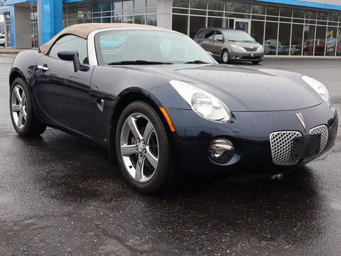 Used 2007 Pontiac Solstice Convertible w/ Premium Package image 2