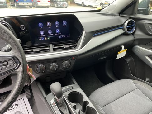Used 2026 Chevrolet Trax LS w/ LS Convenience Package FWD image 23