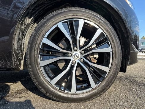 Certified 2023 Volvo XC60 B5 Plus w/ Climate Package image 11