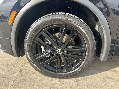 Used 2022 Volkswagen Tiguan SE R-Line image 32