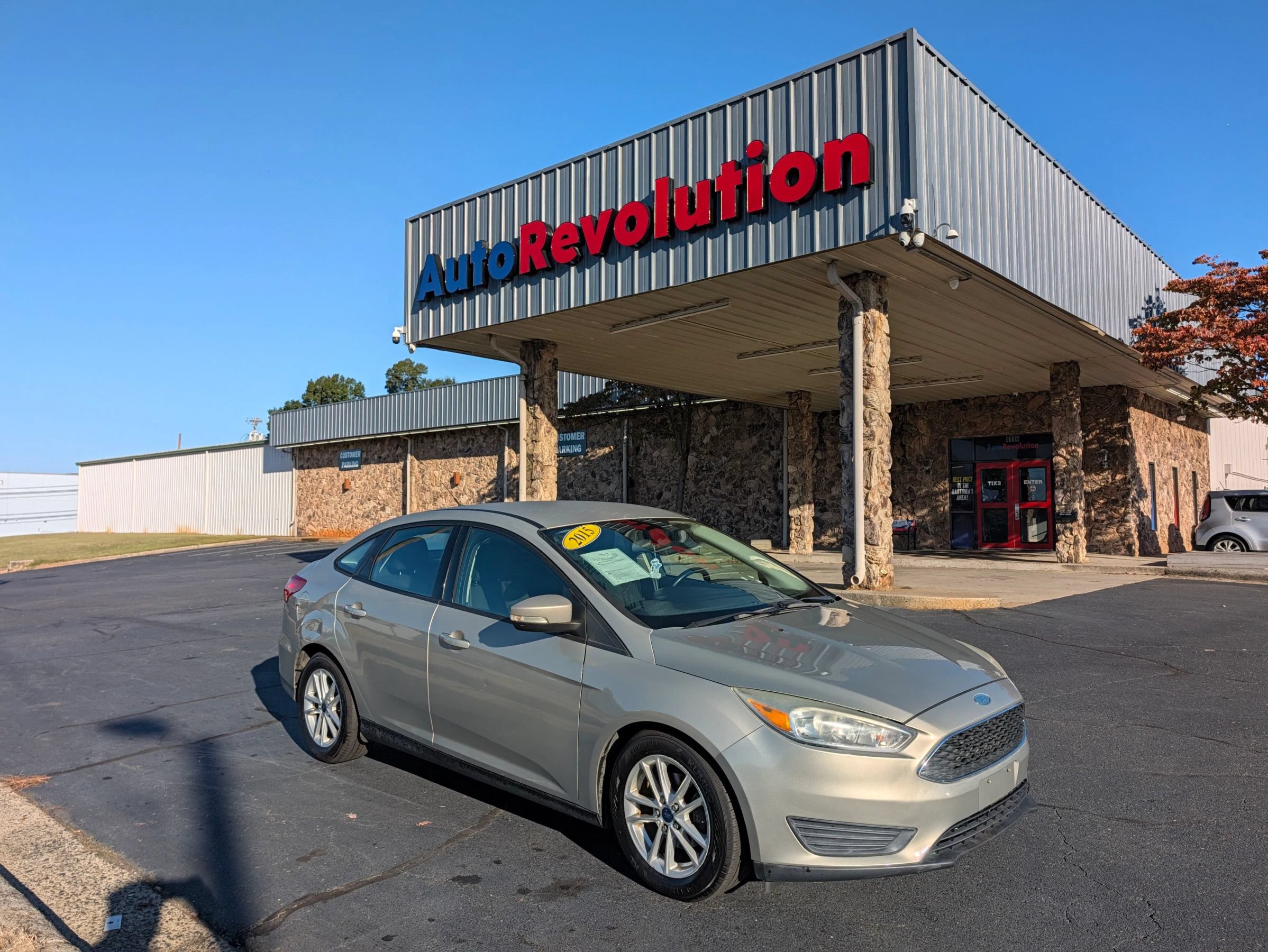 Used 2015 Ford Focus SE w/ SE Cold Weather Package FWD image 1