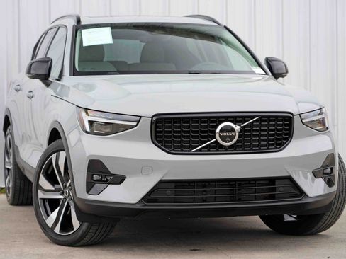 Used 2024 Volvo XC40 B5 Ultimate w/ Protection Package Premier image 4