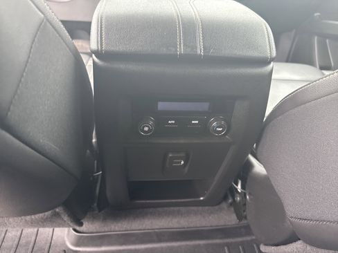 Used 2023 Chevrolet Traverse LT image 15