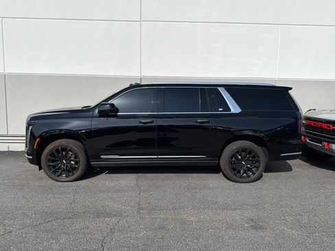 Used 2025 Cadillac Escalade ESV Premium Luxury RWD image 2