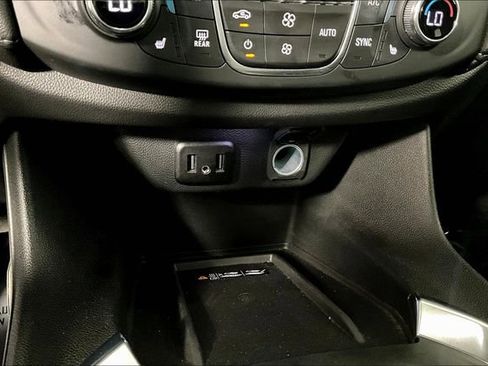 Used 2023 Chevrolet Traverse LT image 34