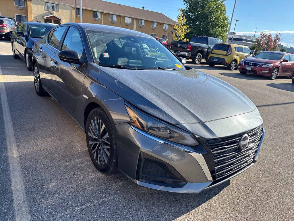 Used 2025 Nissan Altima 2.5 SV FWD image 2