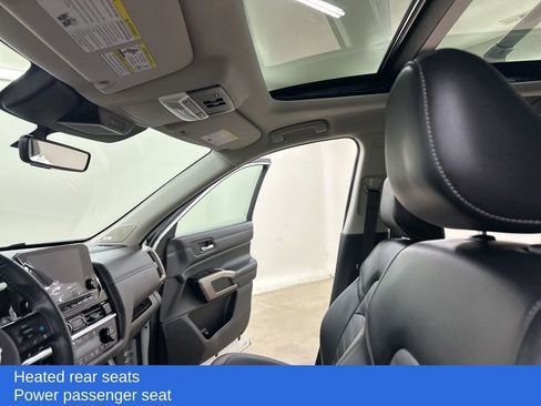 Used 2024 Nissan Pathfinder Platinum image 32