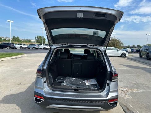 New 2025 Volkswagen Taos SEL image 25