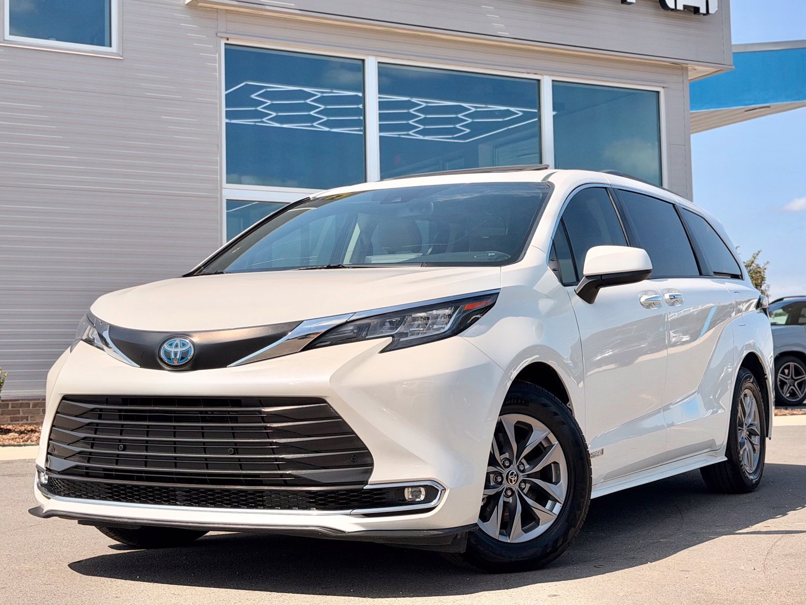 Used 2021 Toyota Sienna XLE FWD image 1