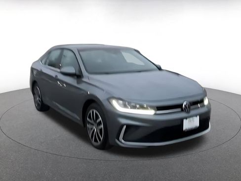 Used 2025 Volkswagen Jetta SE image 3