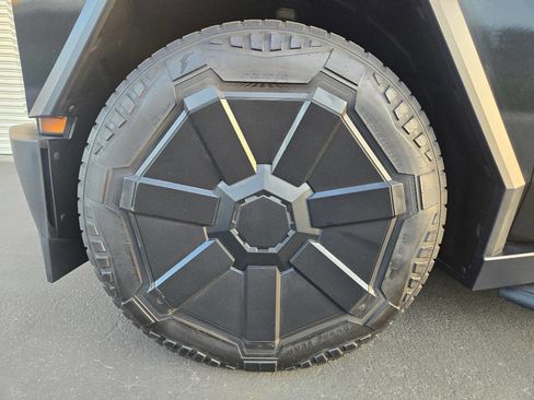 Used 2024 Tesla Cybertruck AWD Crew Cab image 20