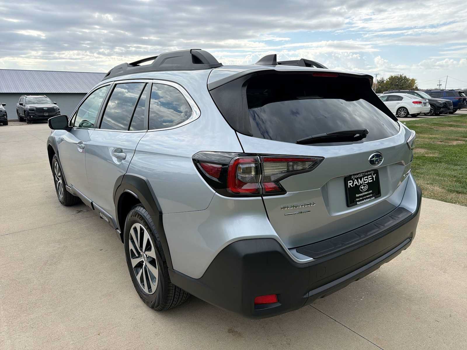 Used 2024 Subaru Outback Premium AWD/4WD image 4