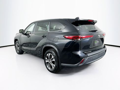 Used 2023 Toyota Highlander XLE AWD/4WD image 5