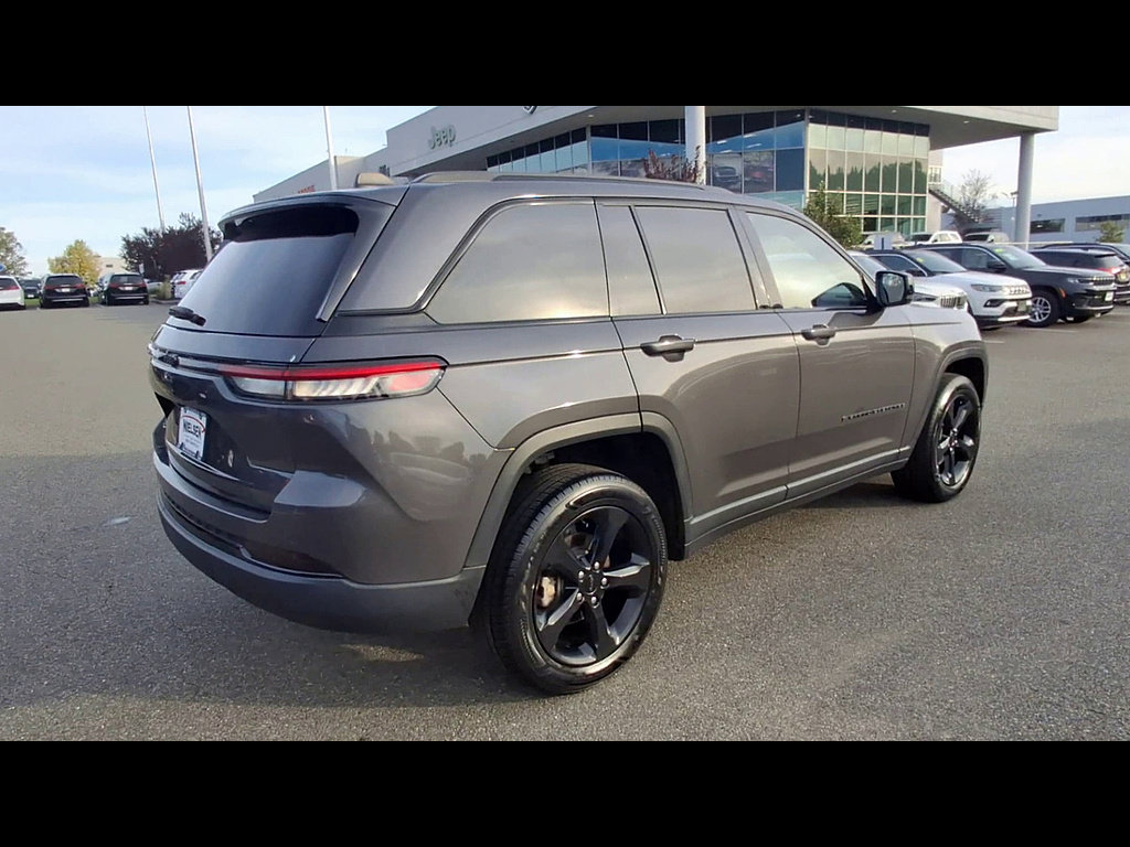 Used 2023 Jeep Grand Cherokee Altitude AWD/4WD image 8