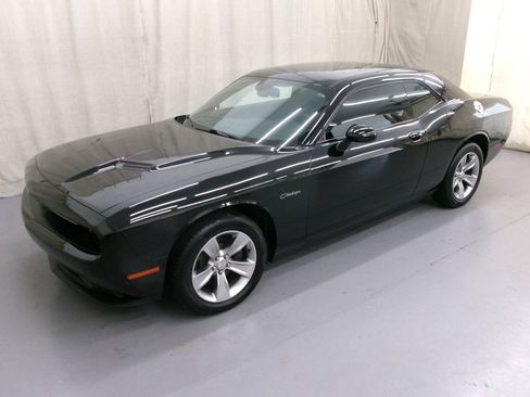 Used 2016 Dodge Challenger SXT RWD image 27